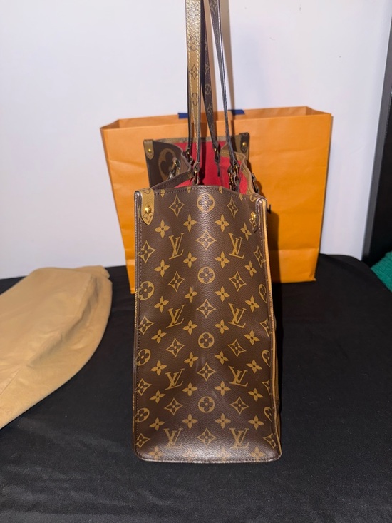LOUIS VUITTON
Reverse Monogram Giant Onthego GM - Picture 5 of 11